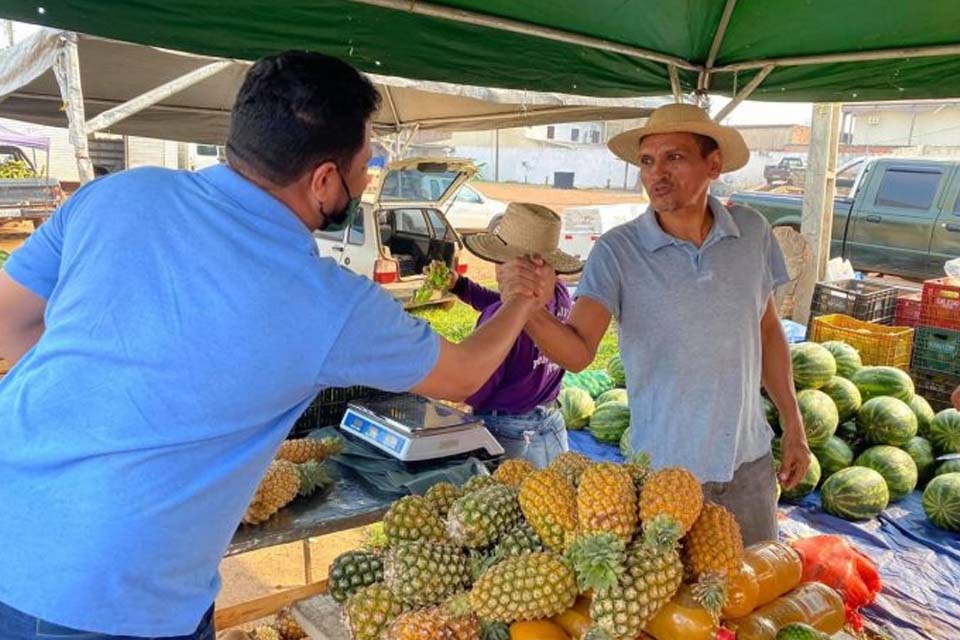 Samuel Costa visita feirantes e incentiva agricultura familiar em Porto Velho
