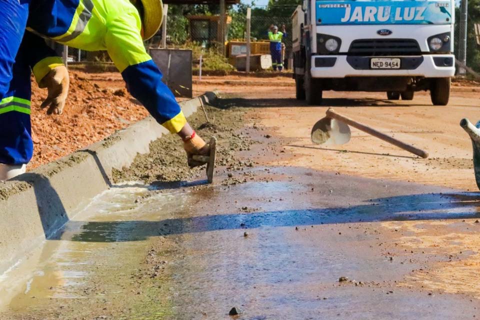 Após conclusão da pavimentação asfáltica Rua Geral Luiz no Jardim Morumbi recebe meio-fio, sarjeta e sinalização