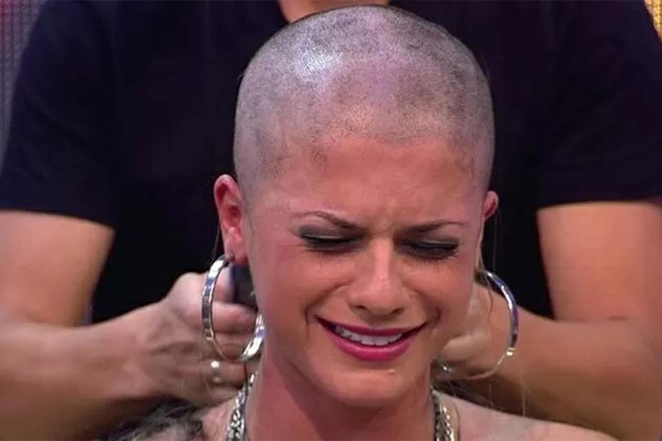 'Não pensei nas consequências', diz Babi Rossi sobre ter raspado cabelo ao vivo no “Pânico”