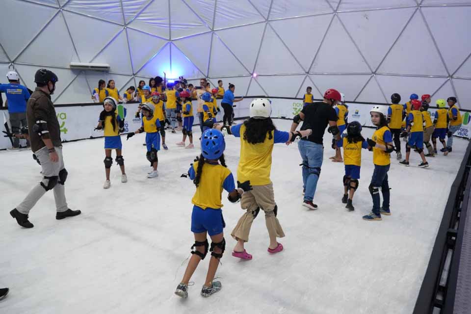 Alunos de escolas municipais realizam sonho de patinar na pista de gelo no Parque da Cidade