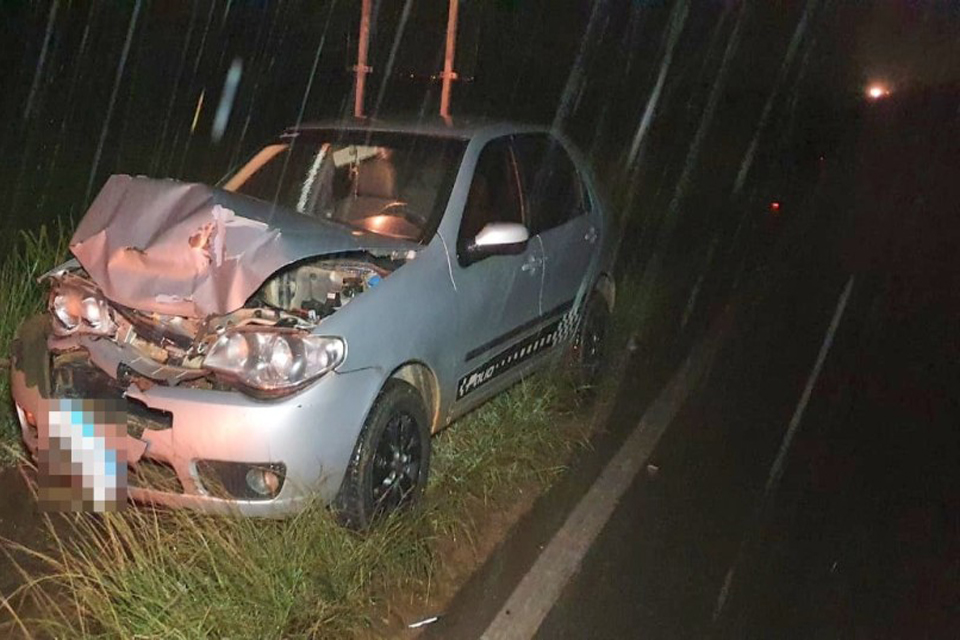 Motorista de Palio colide em veículos parados e foge após polícia ser acionada