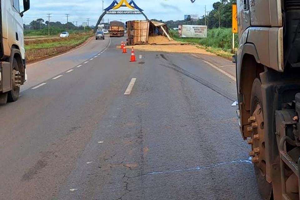 Carreta carregada com soja tomba e interdita BR-364 em Porto Velho