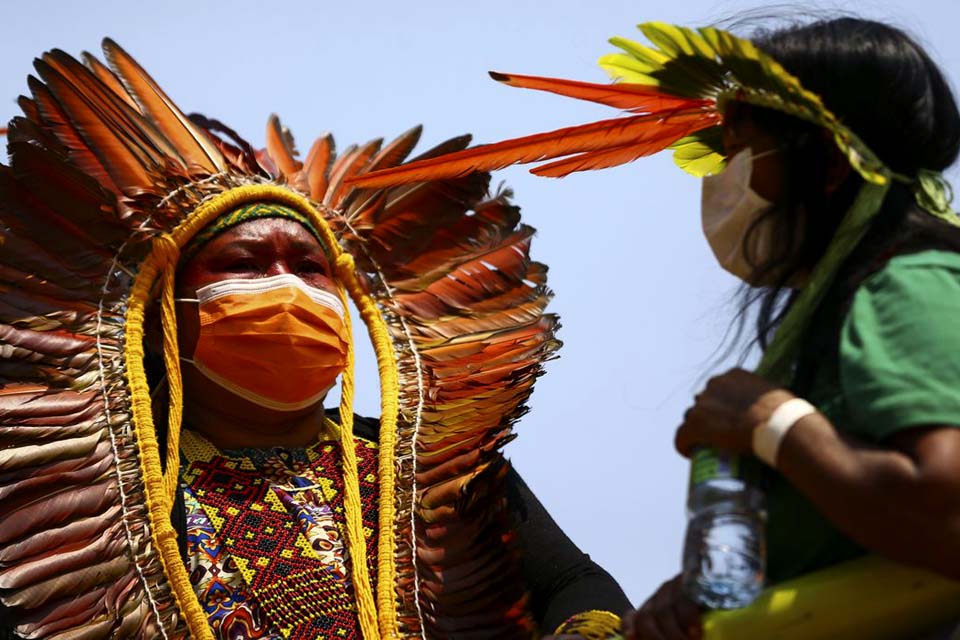 Indígenas marcham pelo centro de Brasília e fazem reivindicações
