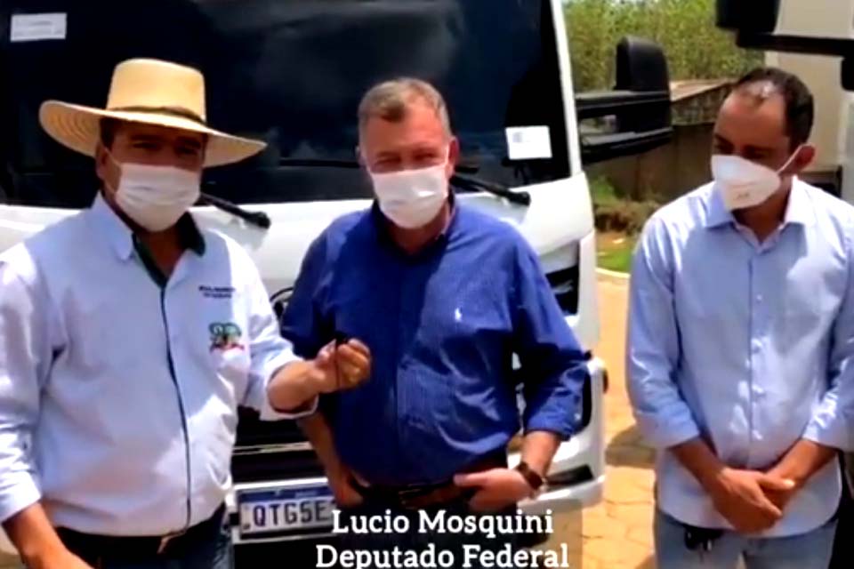 Deputado Federal Lúcio Mosquini participa de entrega de caminhões caçamba no município de Buritis