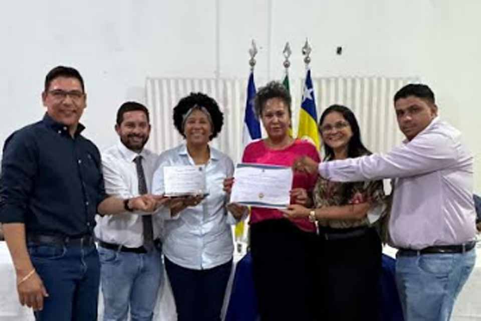 Deputada Sílvia Cristina recebe o título de cidadã honorária de São Felipe do Oeste