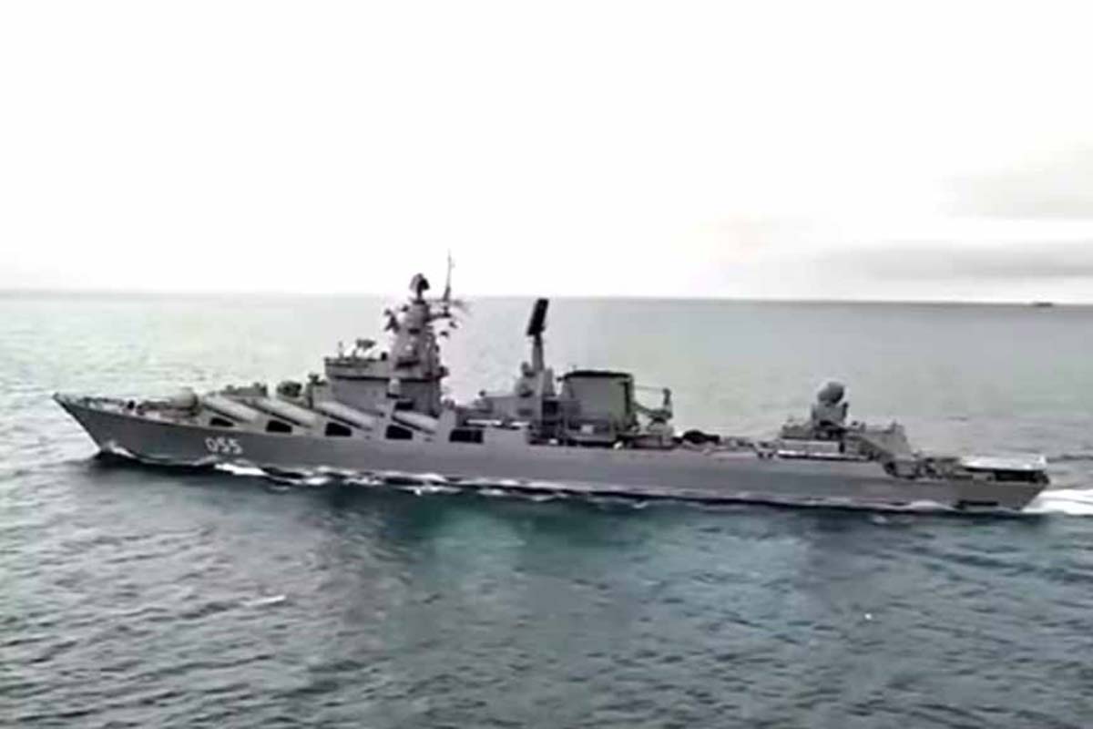 Navio de guerra russo dispara tiros de advertência contra iate no Canal da Mancha, dizem agências