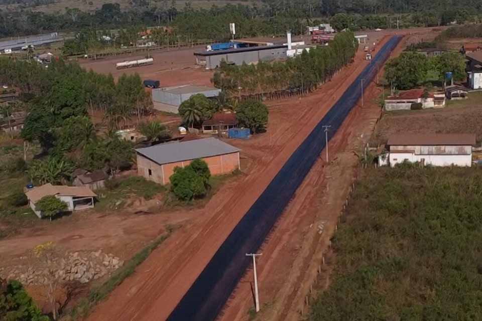 Obras de pavimentação do governo seguem avançadas na RO-383, no distrito de Riozinho, em Cacoal