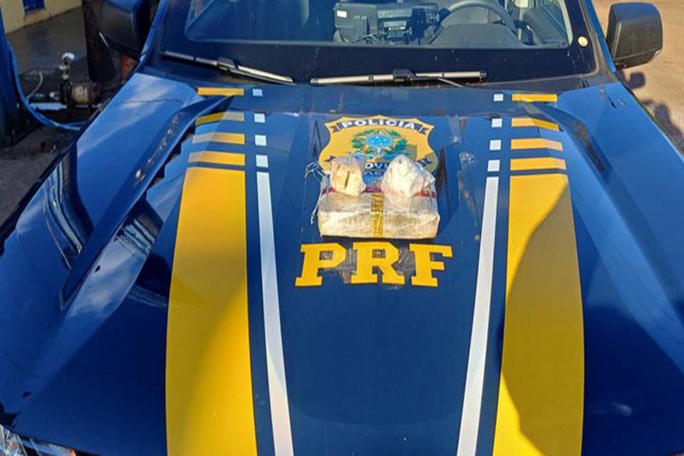 PRF apreende drogas em táxi e prende jovem durante abordagem na BR-364