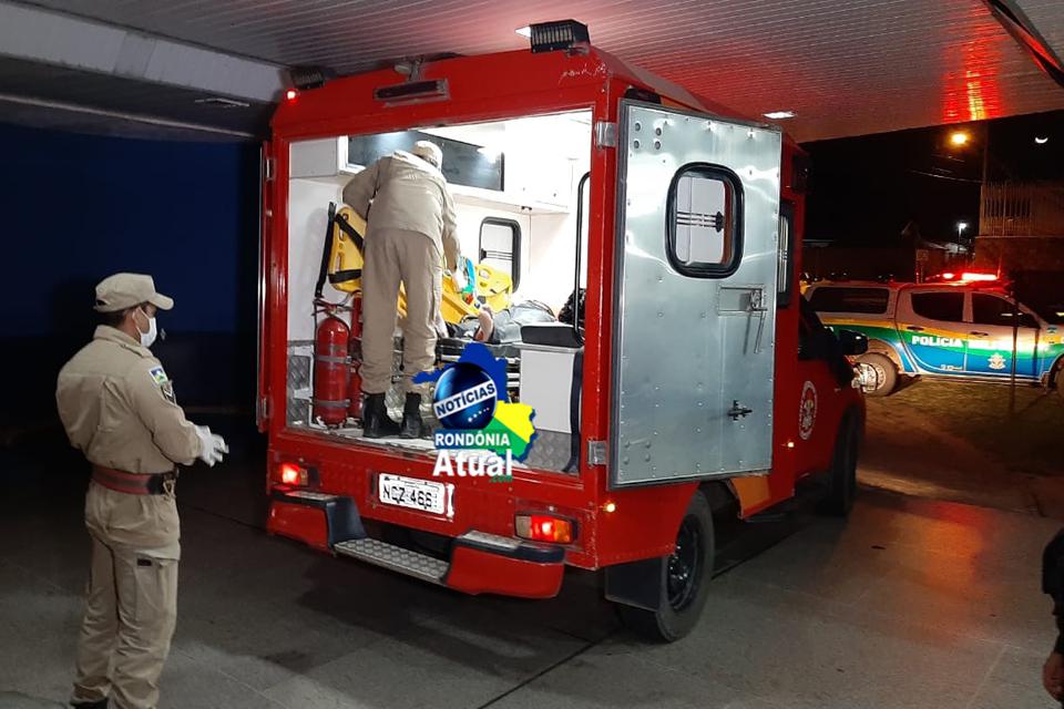 Comerciante se assusta e é baleado por assaltante, na noite desta terça