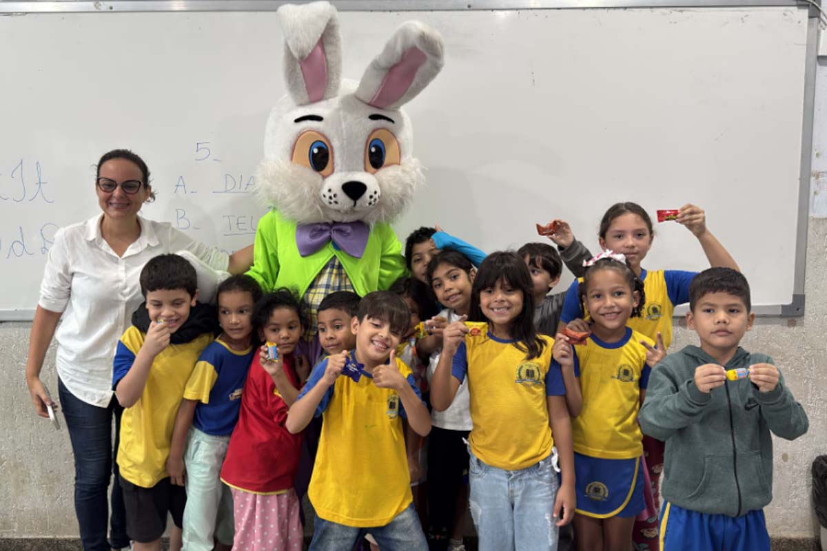 Crianças recebem ação nas escolas e convite para a Páscoa no Parque