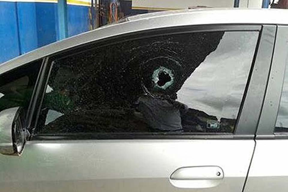 Bandido atira contra carro durante tentativa de roubo de malote 