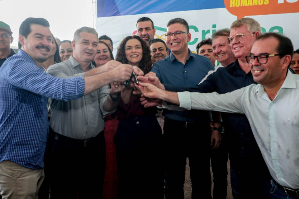 Ações de proteção às crianças e adolescentes são reforçadas no estado pelo governador Marcos Rocha com entrega de 58 caminhonetes