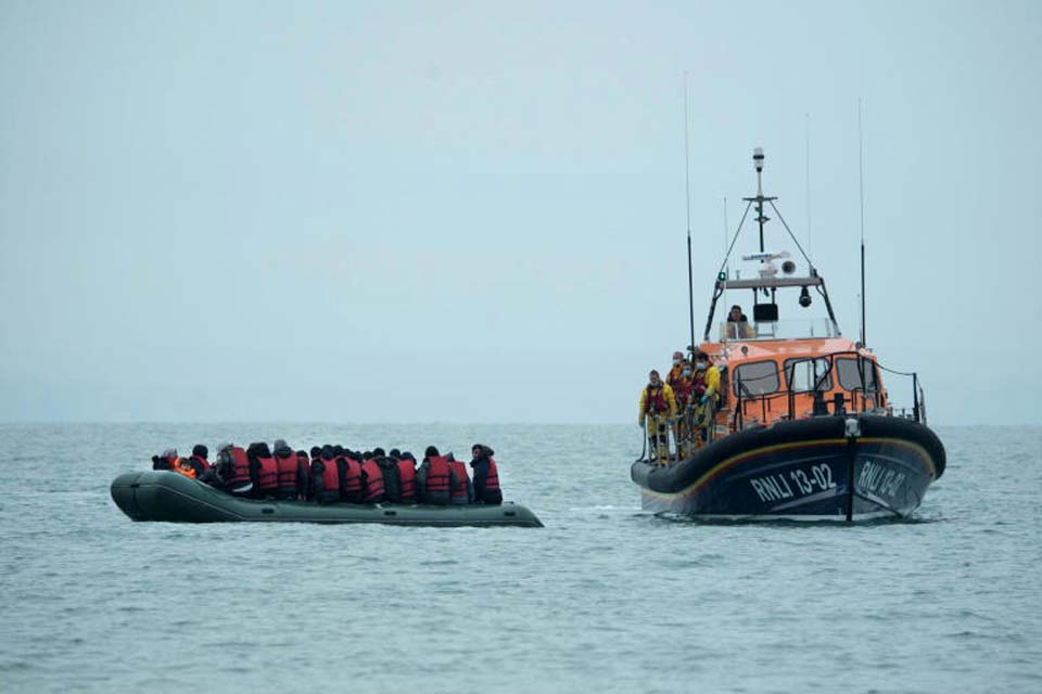 Homem é preso no Reino Unido pela morte de 27 migrantes no Canal da Mancha