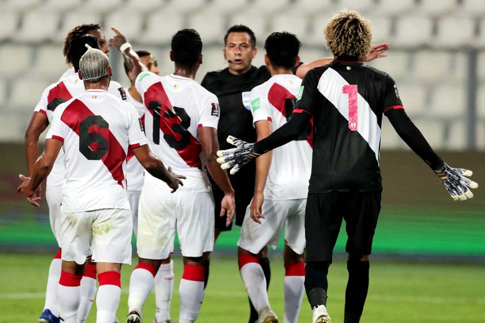 Presidente do Peru diz que erros do juiz mancharam vitória do Brasil