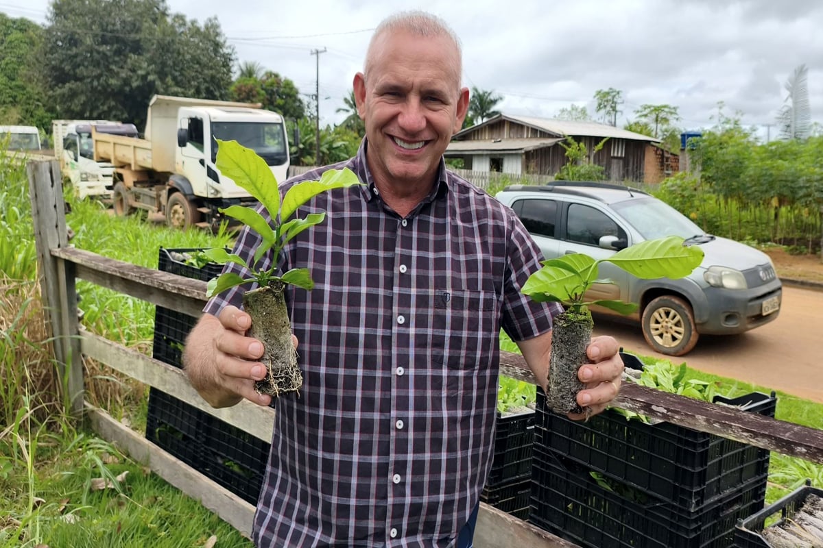 Ezequiel Neiva fortalece produção rural com entrega de recursos para mudas de café em Santa Luzia
