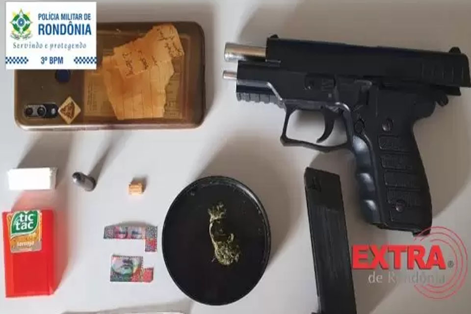 Mulher entrega namorado com drogas sintéticas, simulacro de pistola e maconha