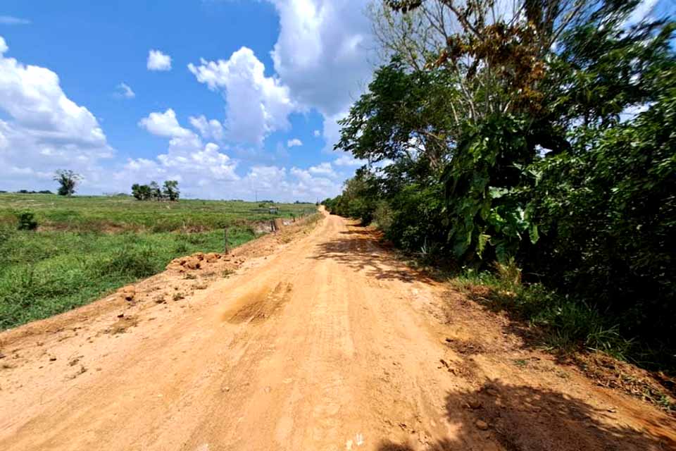 Prefeitura atende moradores e recupera travessão na Linha Universo