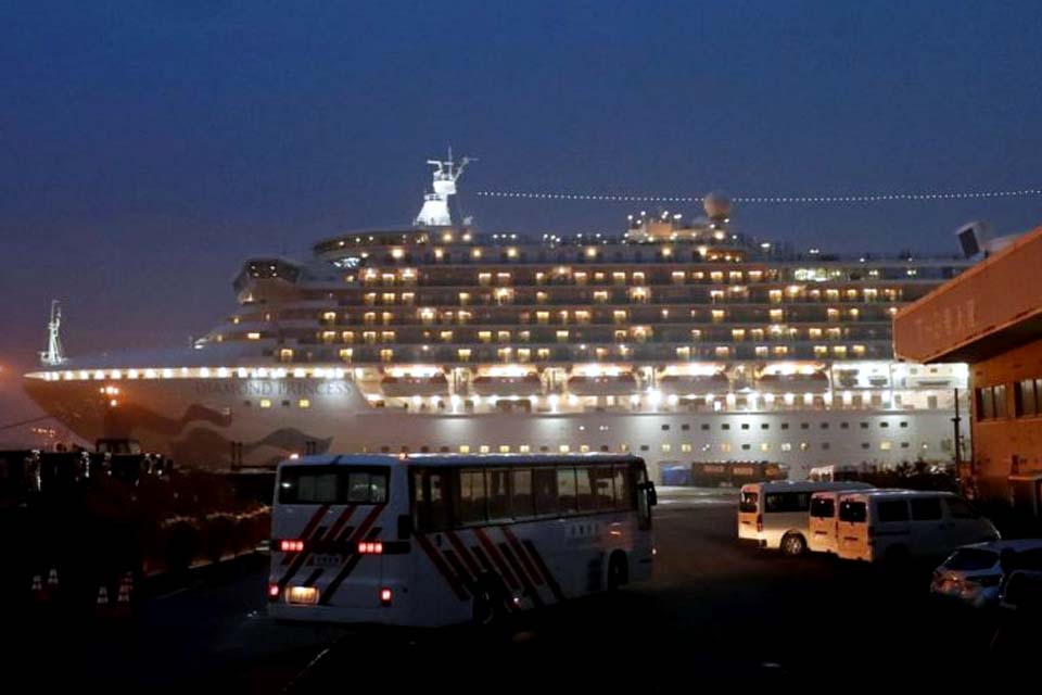 Aviões dos EUA partem do Japão com americanos retirados de navio