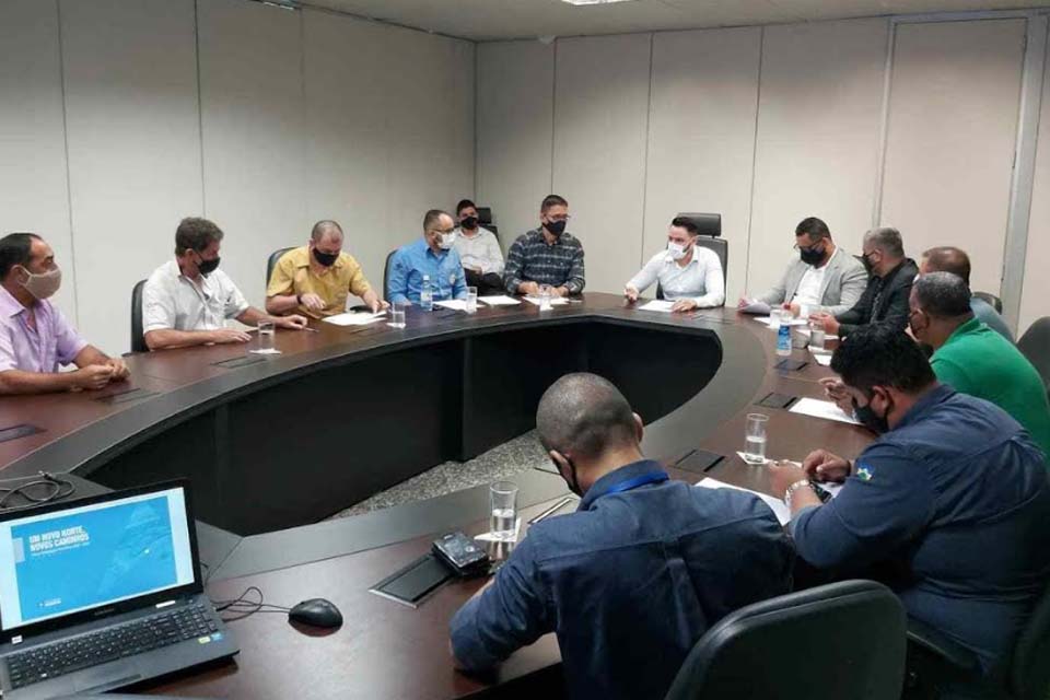 Deputado Anderson e representantes da federação e associações de taxistas participam de reunião na Casa Civil