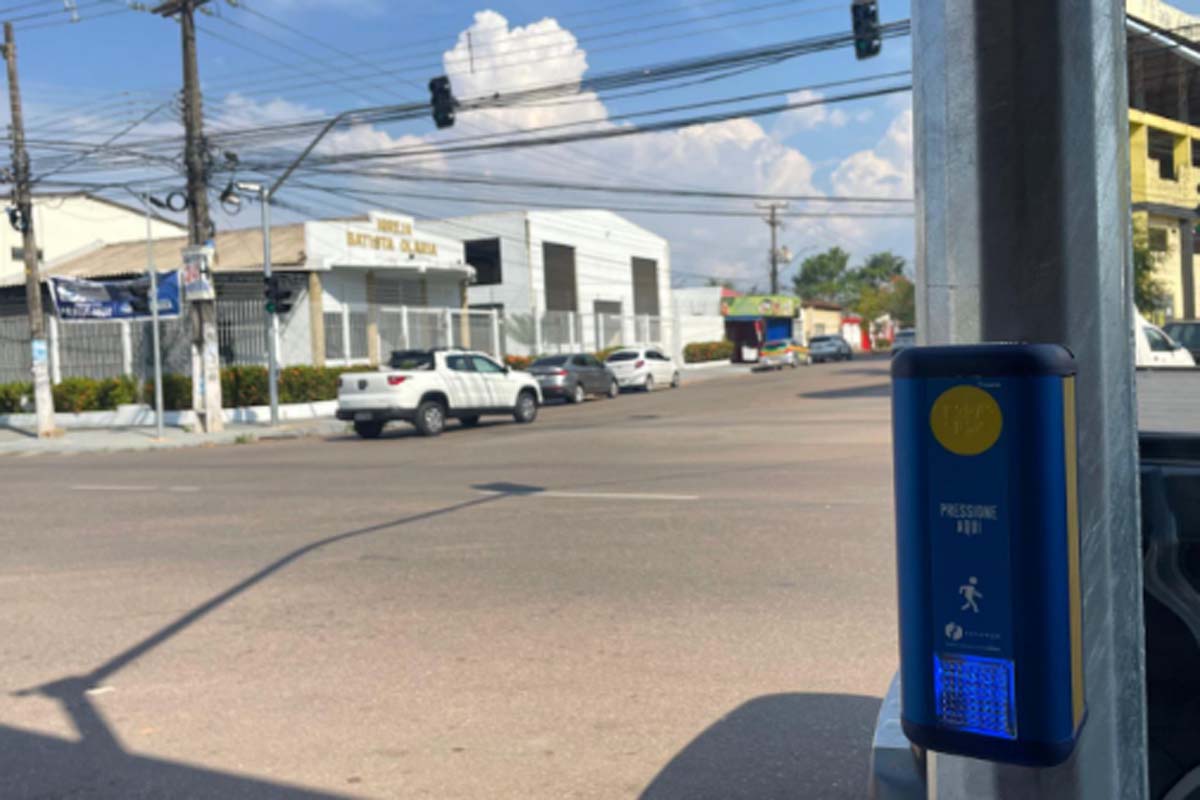 Botoeiras ajudam pedestres a atravessar vias com mais segurança