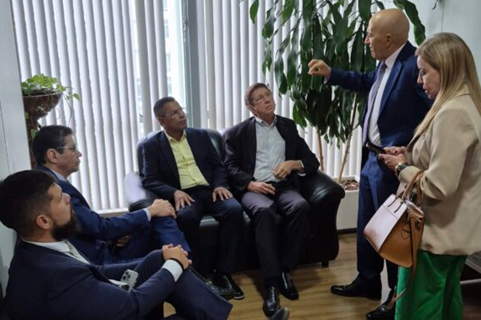 Ausência de resposta concreta do MGI sobre a Dedicação Exclusiva leva o SINDSEF a acionar o TCU para resolver o problema dos professores transpostos