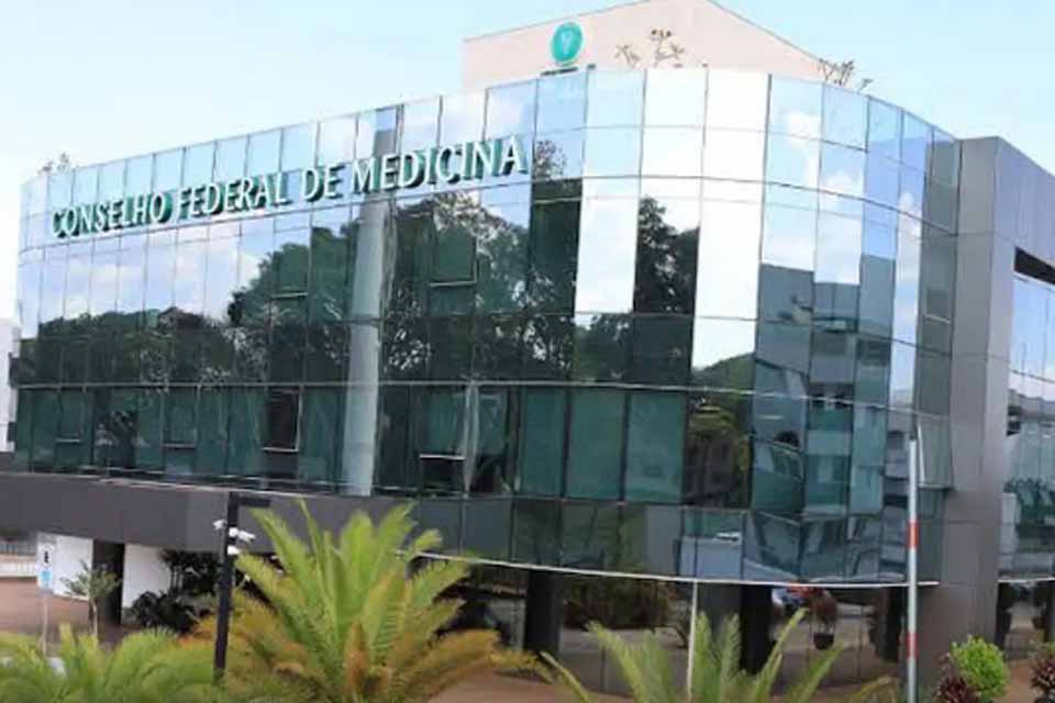 Entidades criticam CFM após veto a terapias para jovens trans