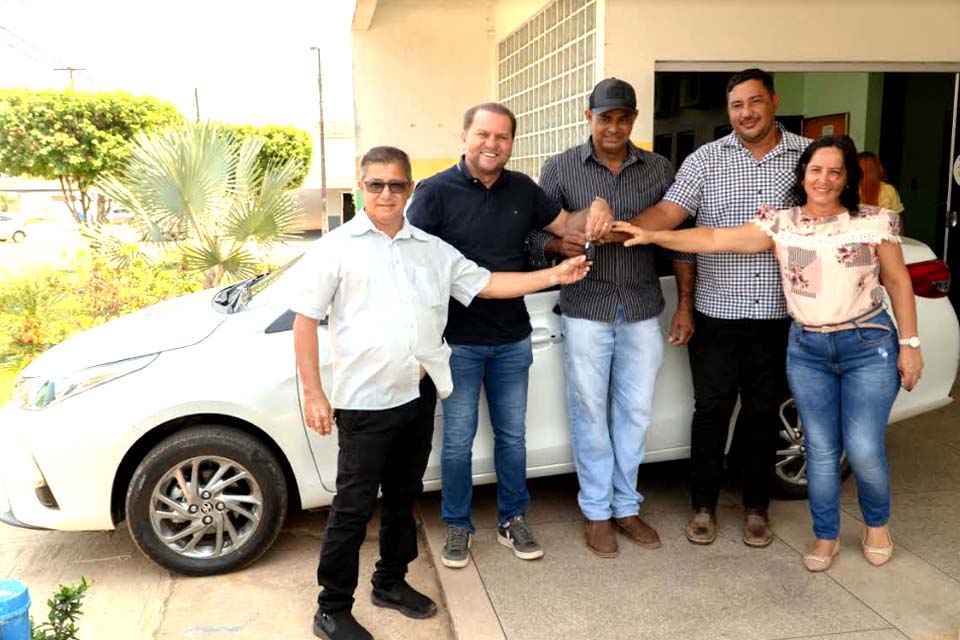 Deputado Cirone Deiró entrega veículo e moinho para café no município de Theobrama e ouve reivindicações de moradores