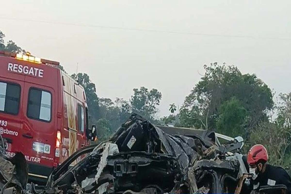 Colisão entre picape e carreta deixa mortos na BR-364