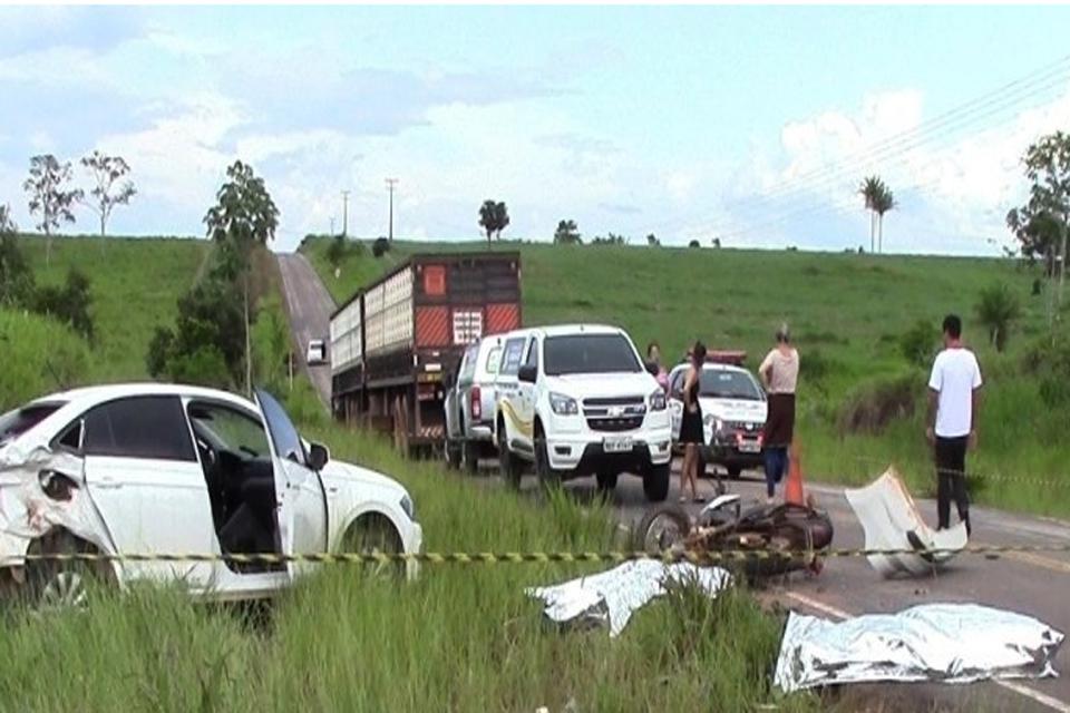 Acidente envolvendo dois carros e uma moto mata pai e filho na RO 010