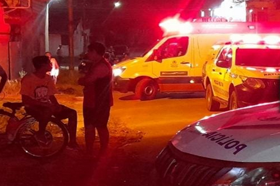 Jovem é executado e mulher que passava foi alvejada com tiro