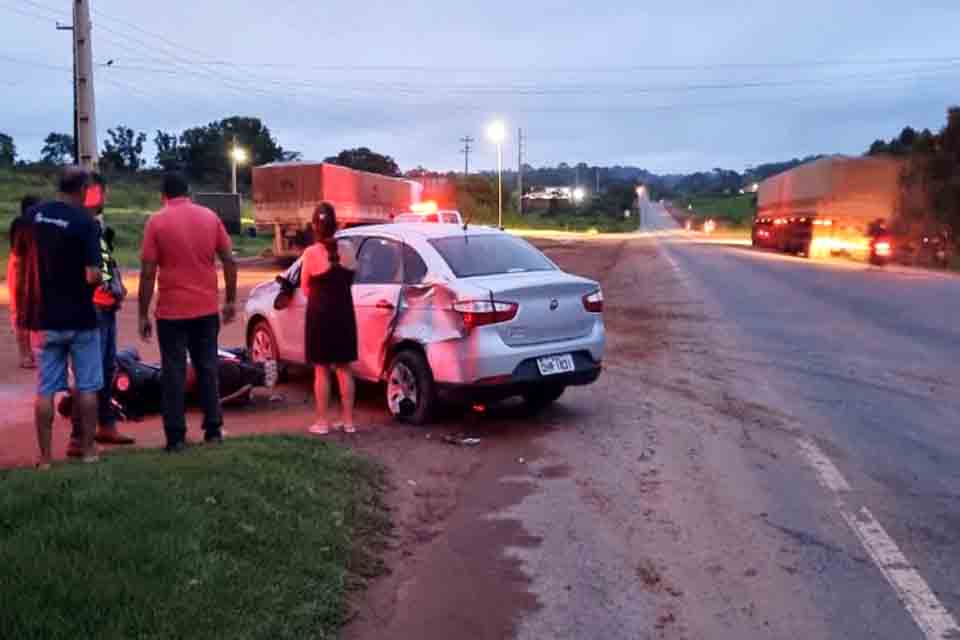 Colisão entre moto e carro deixa duas pessoas feridas em Jaru