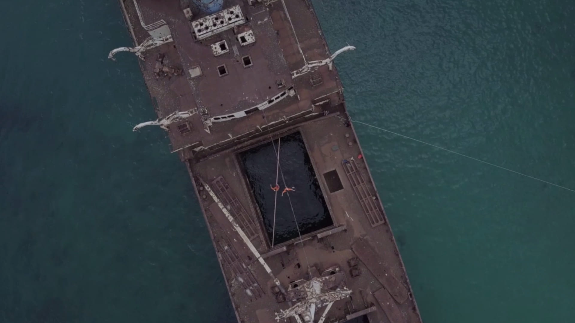 Atletas fazem slackline em navio abandonado