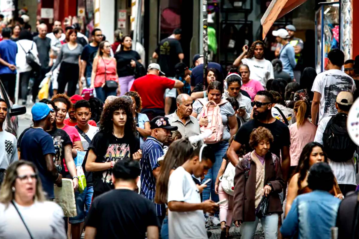 População no Brasil cresce em ritmo menor e está envelhecendo