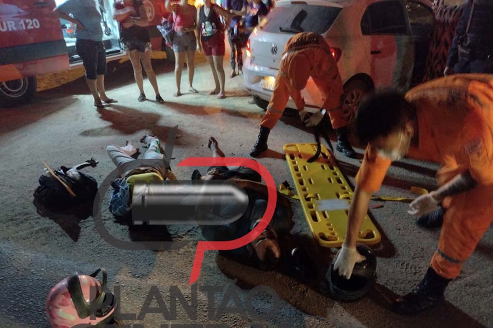 Casal em moto é atingido por veículo que invadiu a pista contrária na BR 364