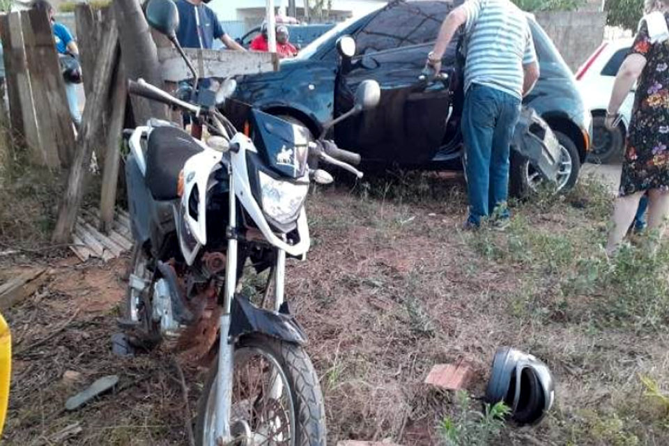 Motociclista fica preso entre carro e árvore após colisão em Vilhena