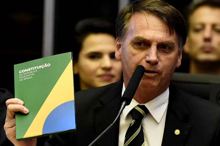 Bolsonaro volta a criticar Enem: 
