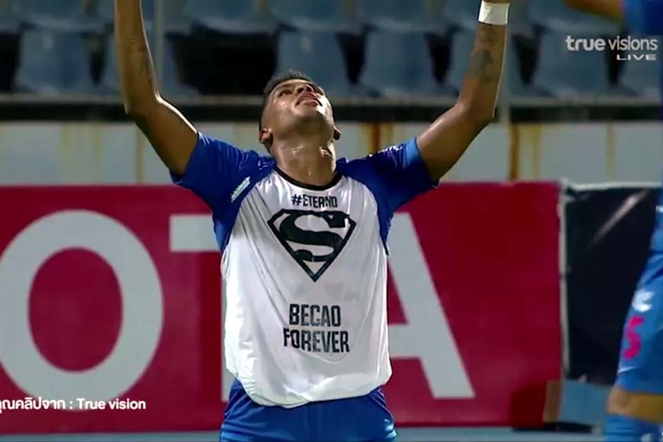 Jogador brasileiro faz homenagem surpresa ao filho de Becão após vitória do Chonburi na Tailândia