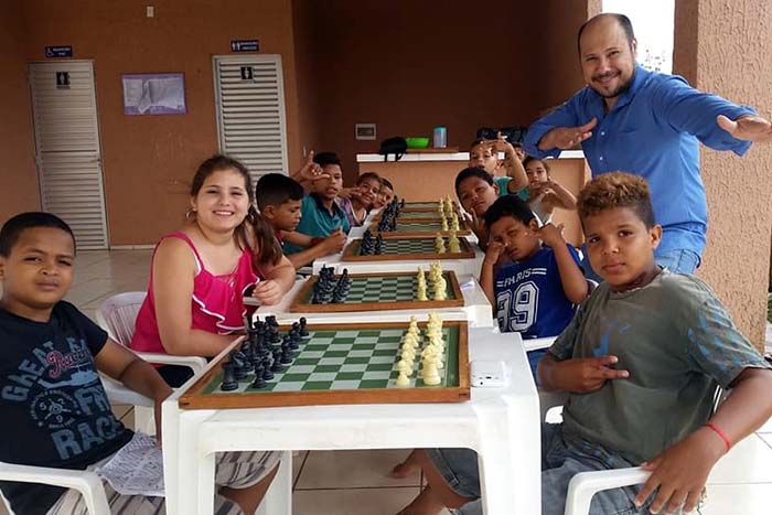 Professor usa prática de xadrez para aprimorar raciocínio de crianças