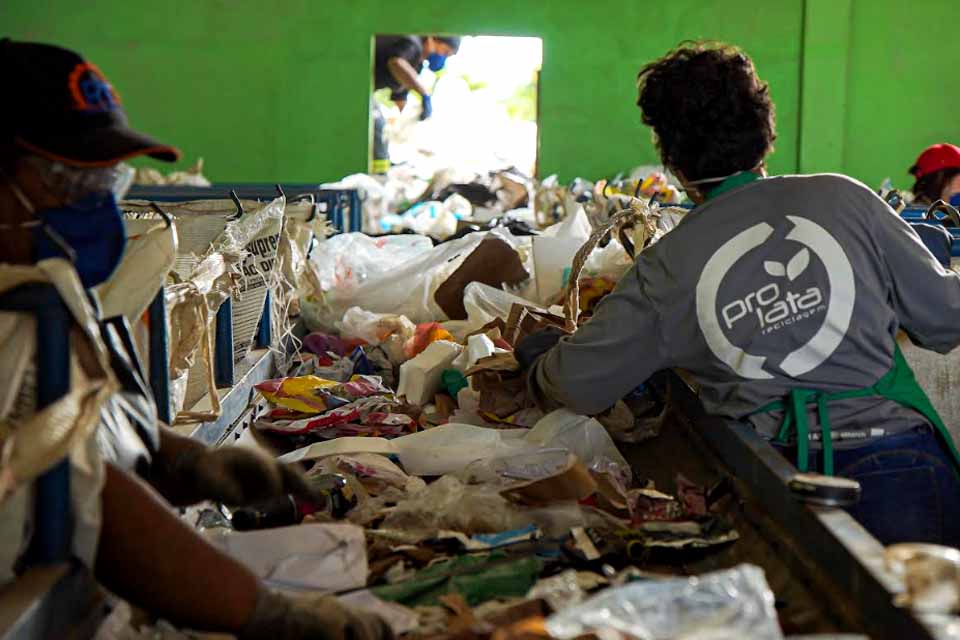 Prefeitura reforça coleta seletiva com recolhimento de eletrônicos e recicláveis em frente às residências