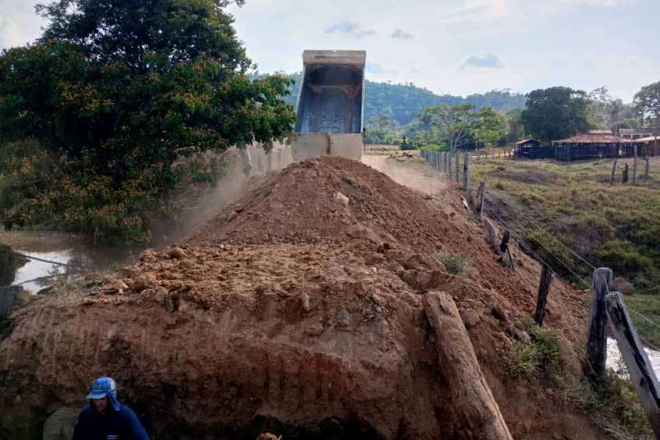 Prefeitura substitui ponte de madeira por bueiro no setor Riachuelo