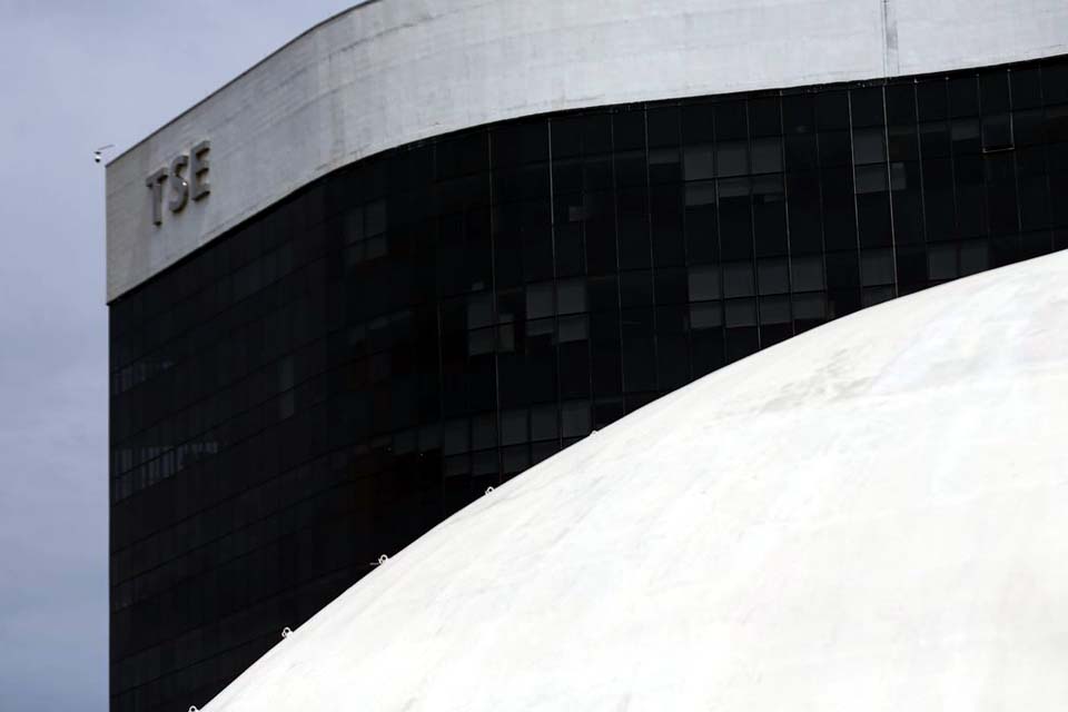 TSE manda apagar post que liga candidato Lula a casos de corrupção