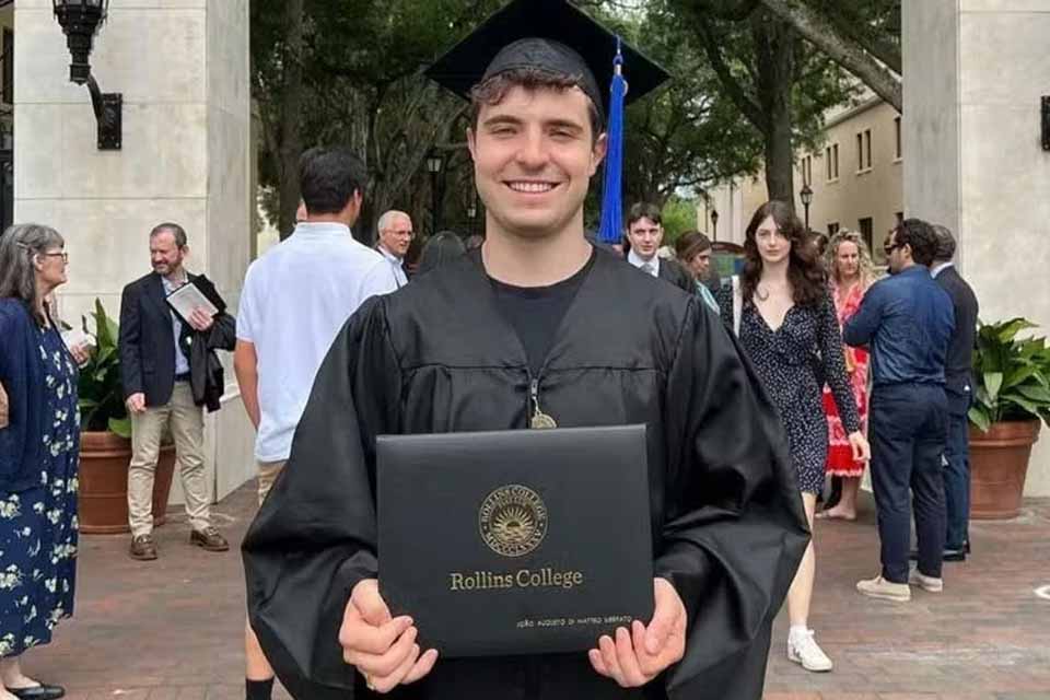 João Augusto, filho de Gugu Liberato, se forma em prestigiada Universidade nos EUA