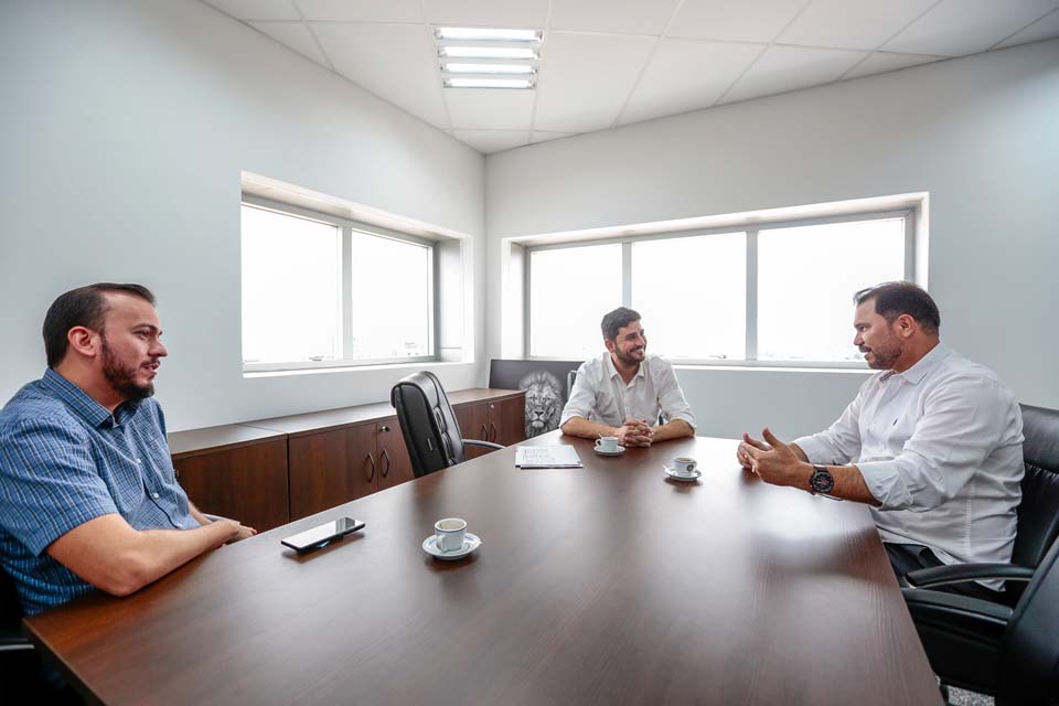 Deputado Jean Mendonça se reúne com diretor do DER para tratar de obras em Pimenta Bueno e região