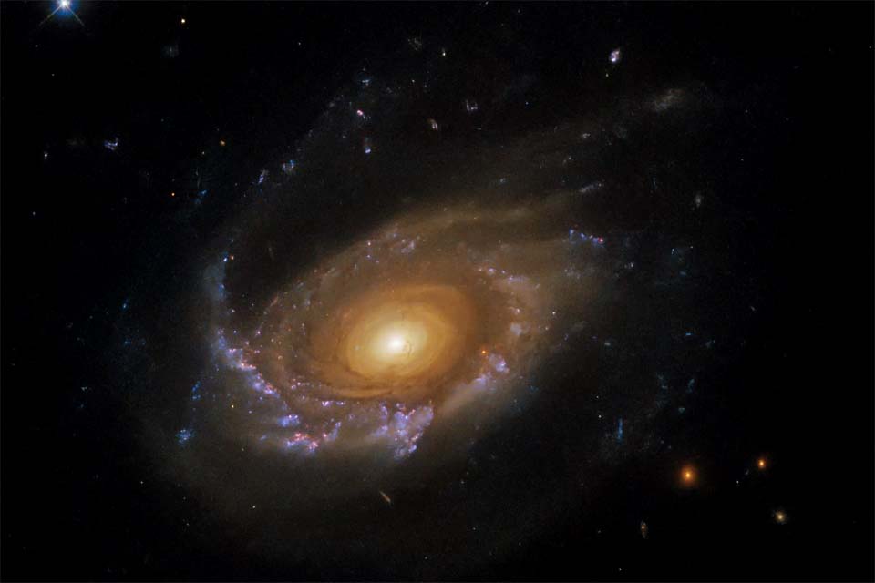 Telescópio Hubble captura imagem impressionante da 'galáxia água-viva'