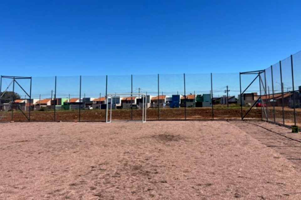 Governo investe em lazer e inicia construção de três quadras de futebol society em Vilhena