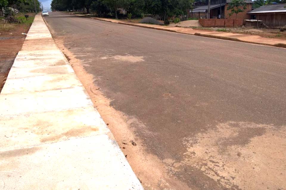 Prefeitura realiza obras de drenagem, calçadas e meios-fios em bairros