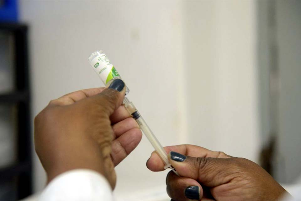  Covid-19: média de mortes diárias no país fica abaixo de 200