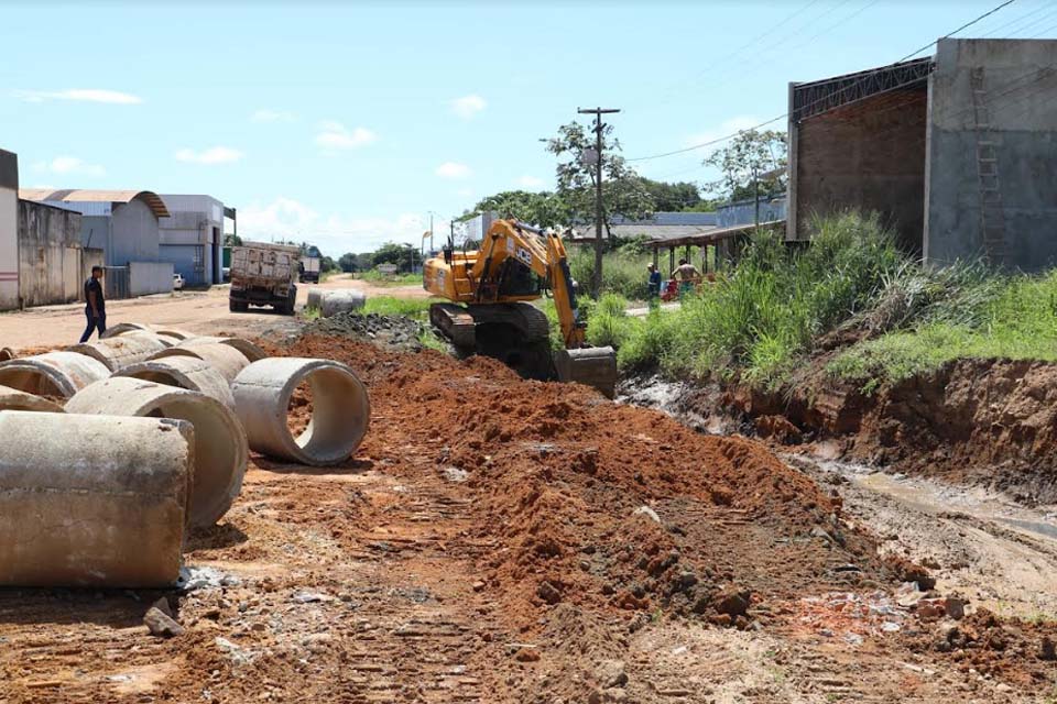 Prefeitura de Ji-Paraná constrói canalização na rua Dr. Fiel