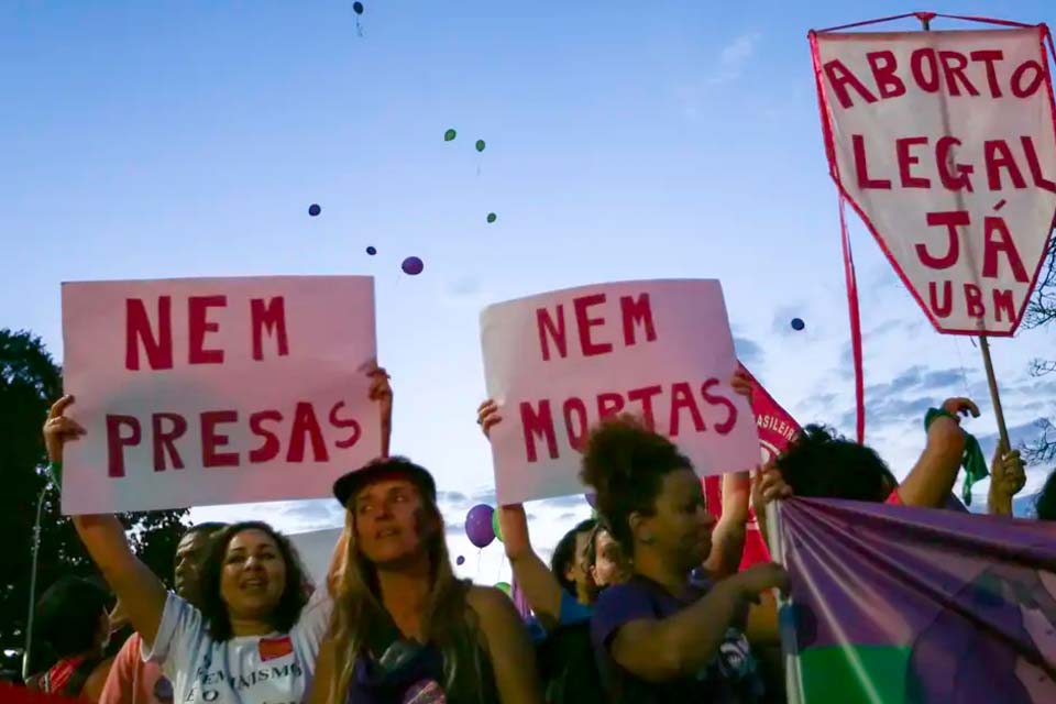 Aborto legal: falhas na rede de apoio penalizam meninas e mulheres