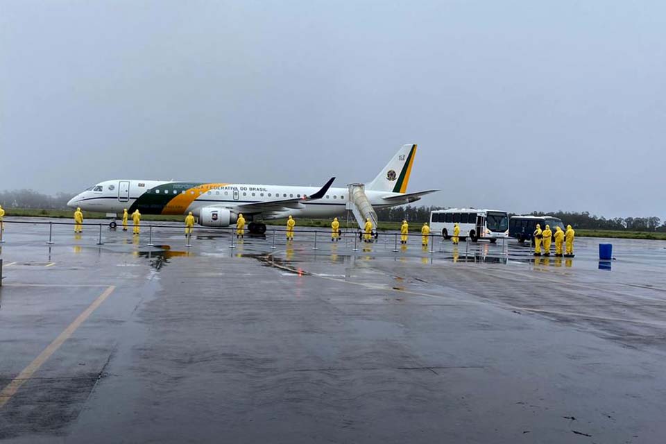 Testes em brasileiros trazidos da China dão negativos para coronavírus